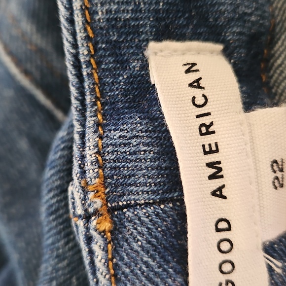 Good American Straight Leg Jeans in Medium Blue Denim